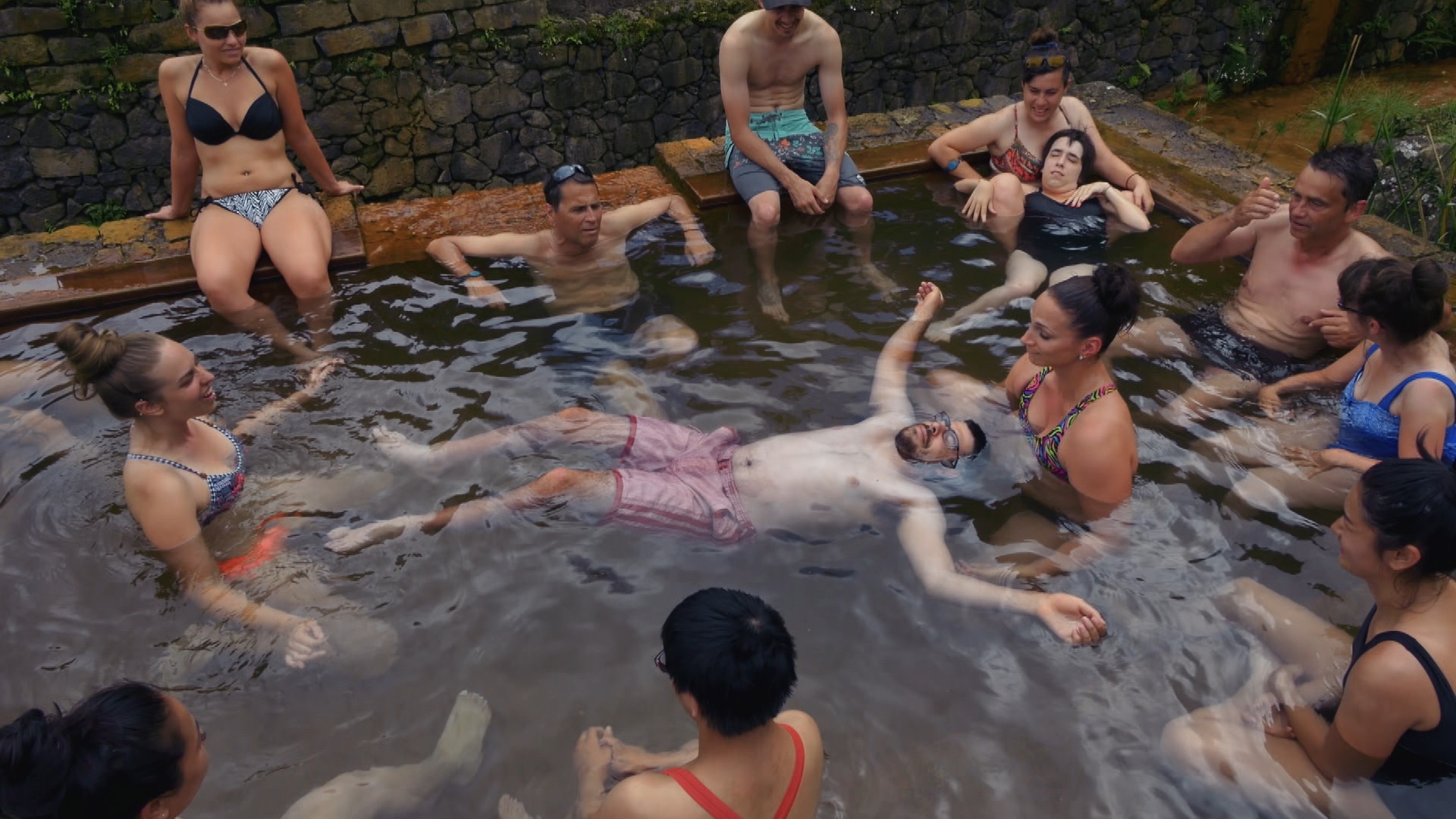 Les-participants-se-baignent-dans-les-bains-thermaux-de-Furnas.