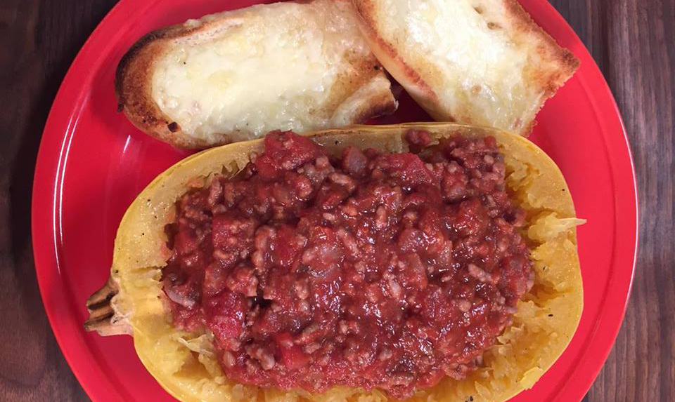 Courge spaghetti à la sauce bolognaise et pain à l’ail gratiné