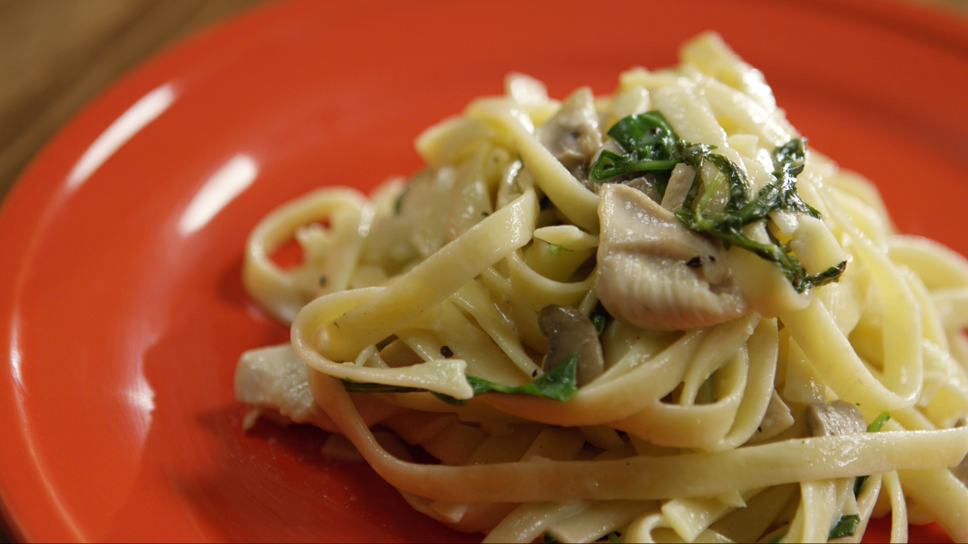Fettucines à la crème, poulet, champignons et roquette
