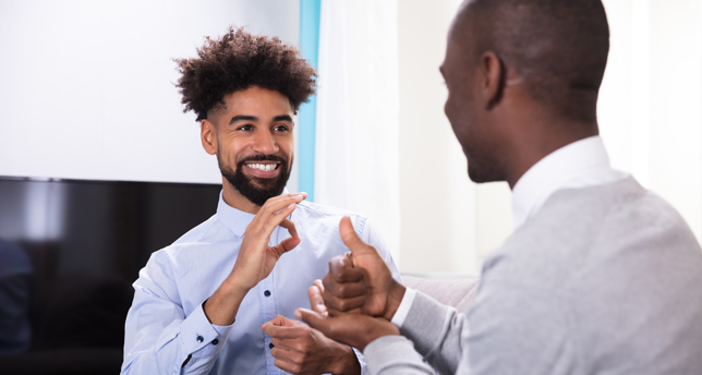 Deux hommes conversant en langage des signes