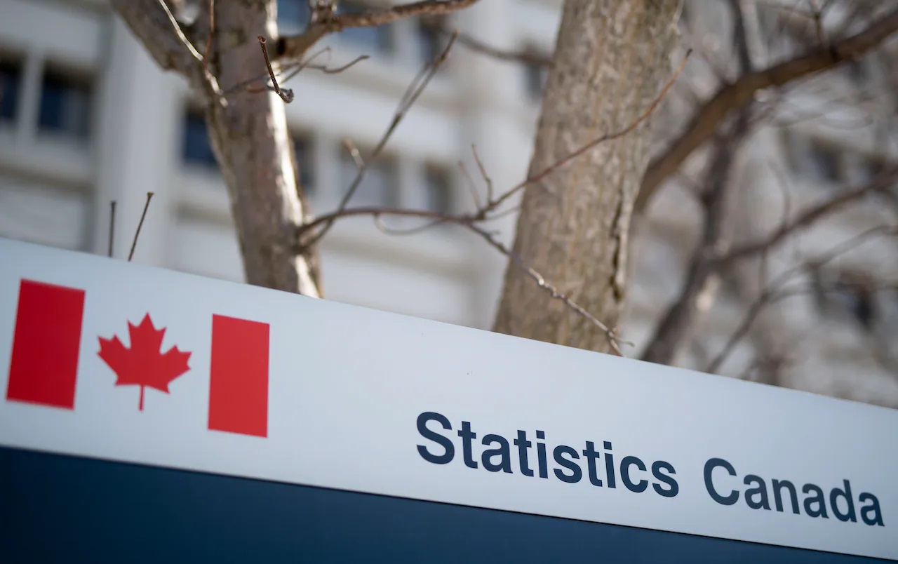 An outdoor picture of a sign that reads "Statistics Canada."