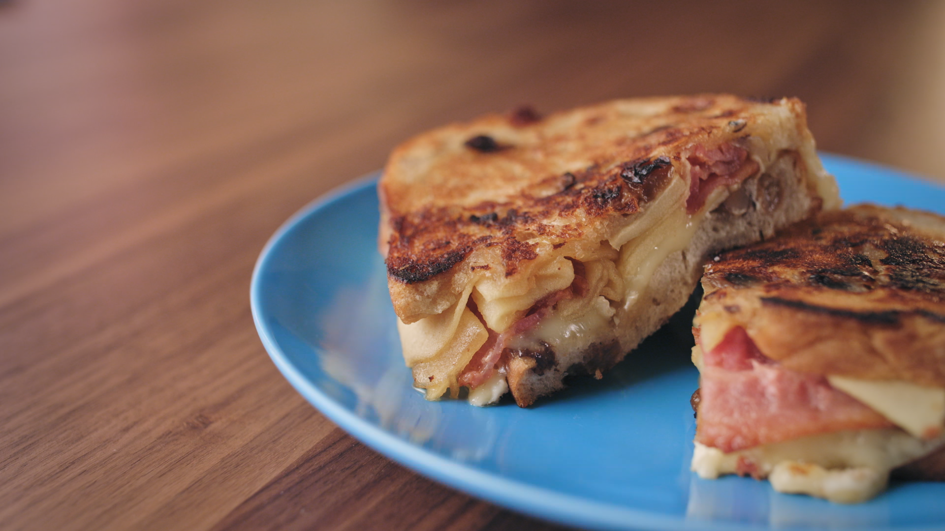 Grilled cheese brie et pommes caramélisées