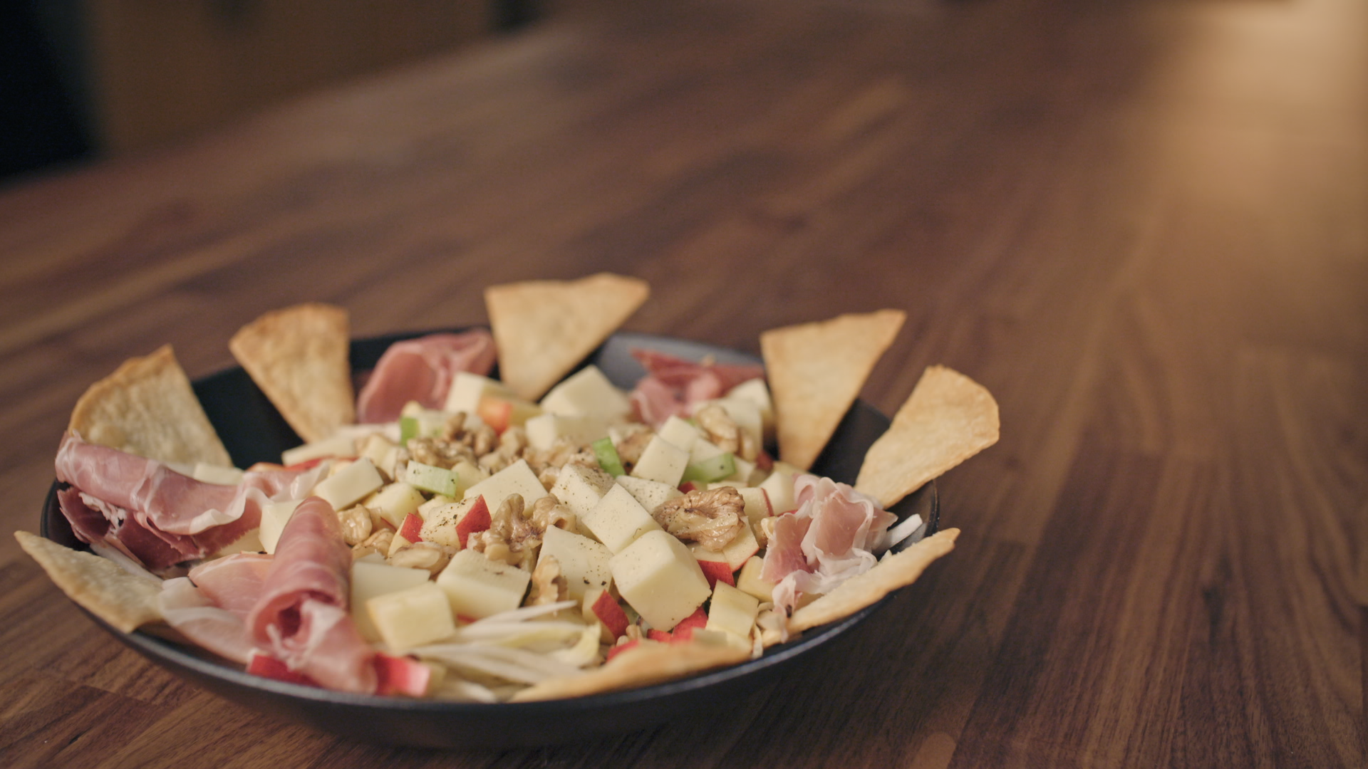Salade printanière avec tortilla croustillante
