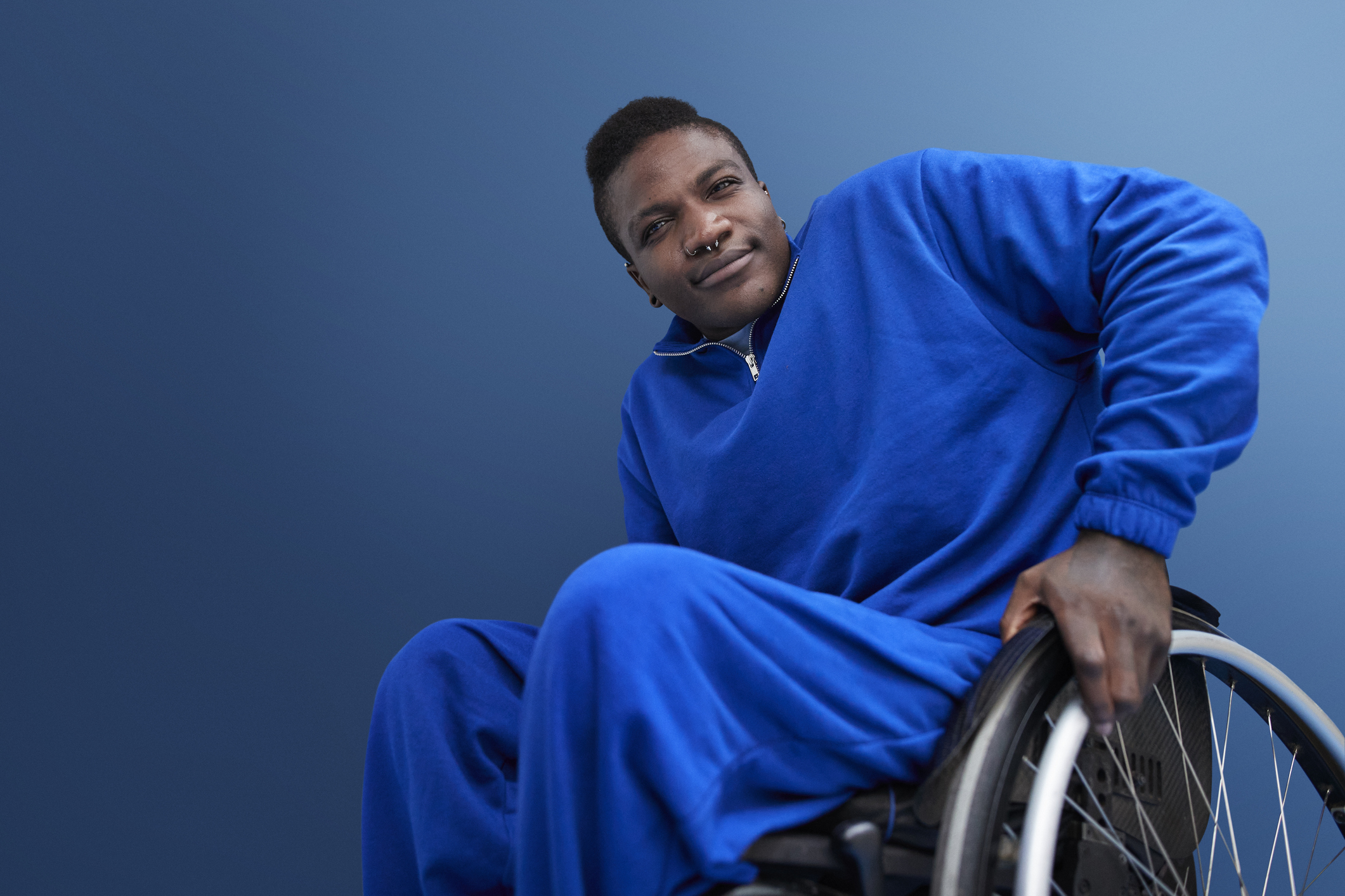 Un jeune homme dans un fauteuil roulant
