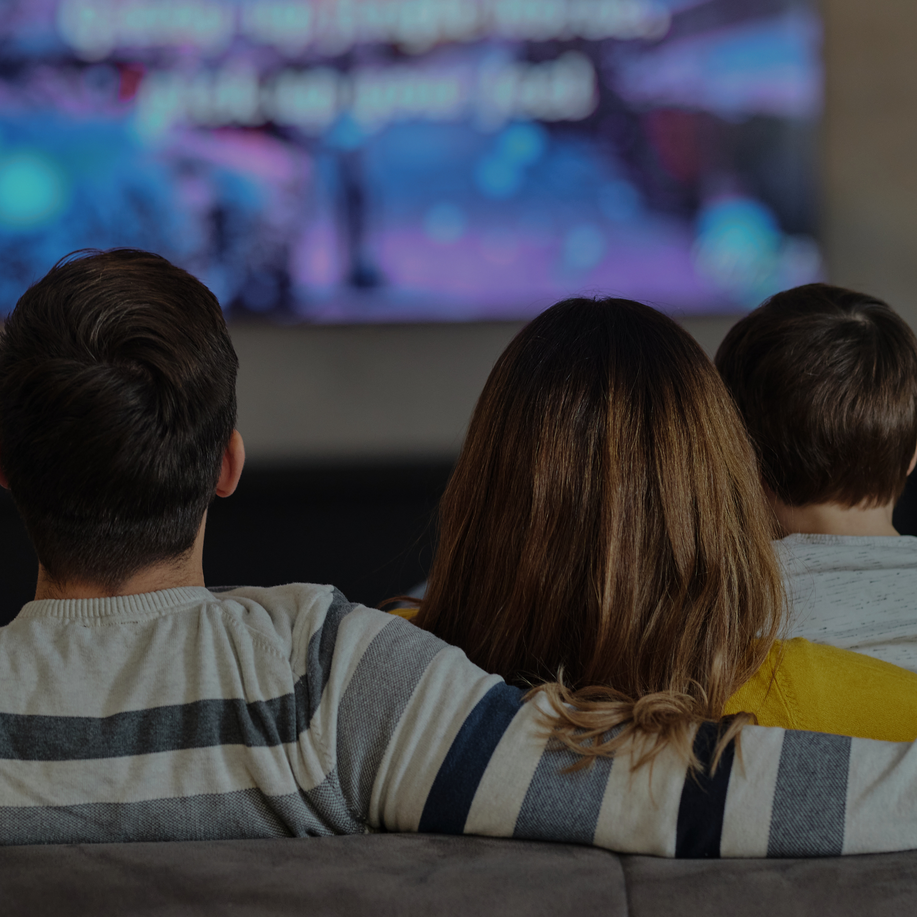 Une famille qui regarde la télé.