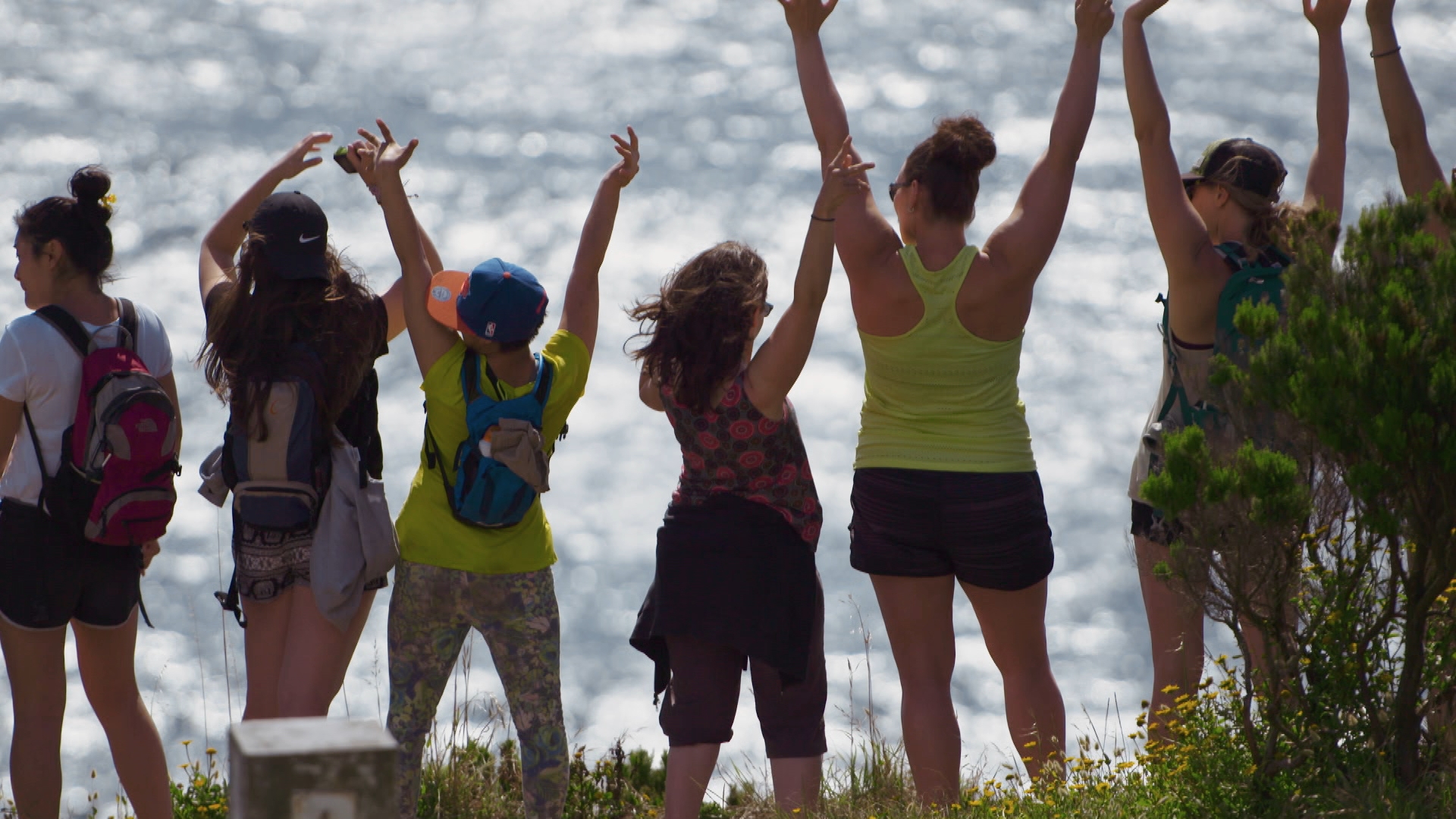 Au-mirador-de-Termas-da-Ferraria-des-participants-expriment-leur-joie-les-bras-dans-les-airs.