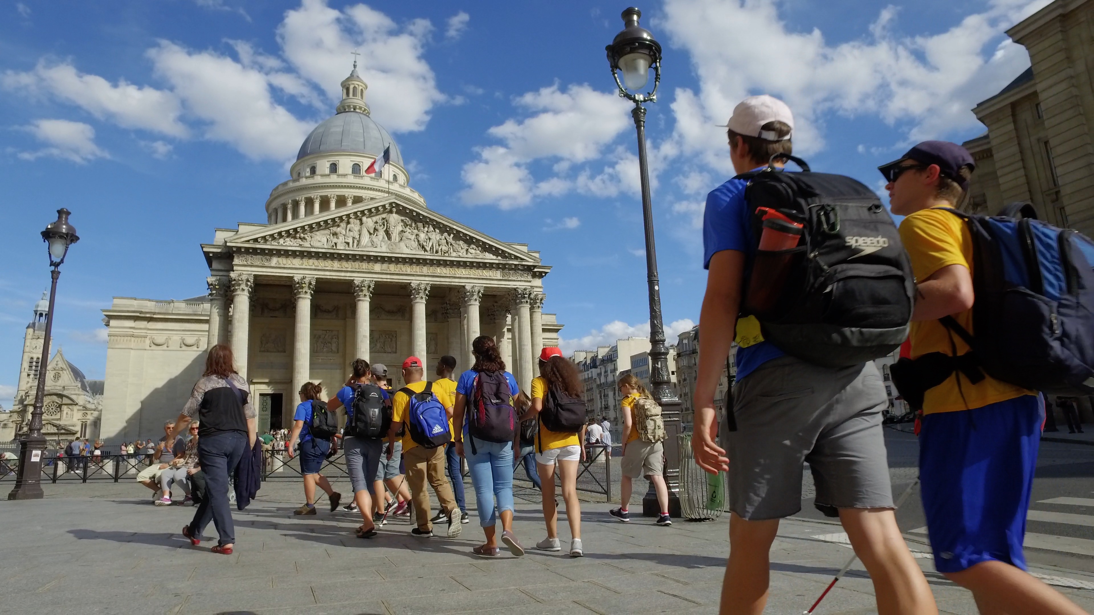 Le groupe arrive au Panthéon.