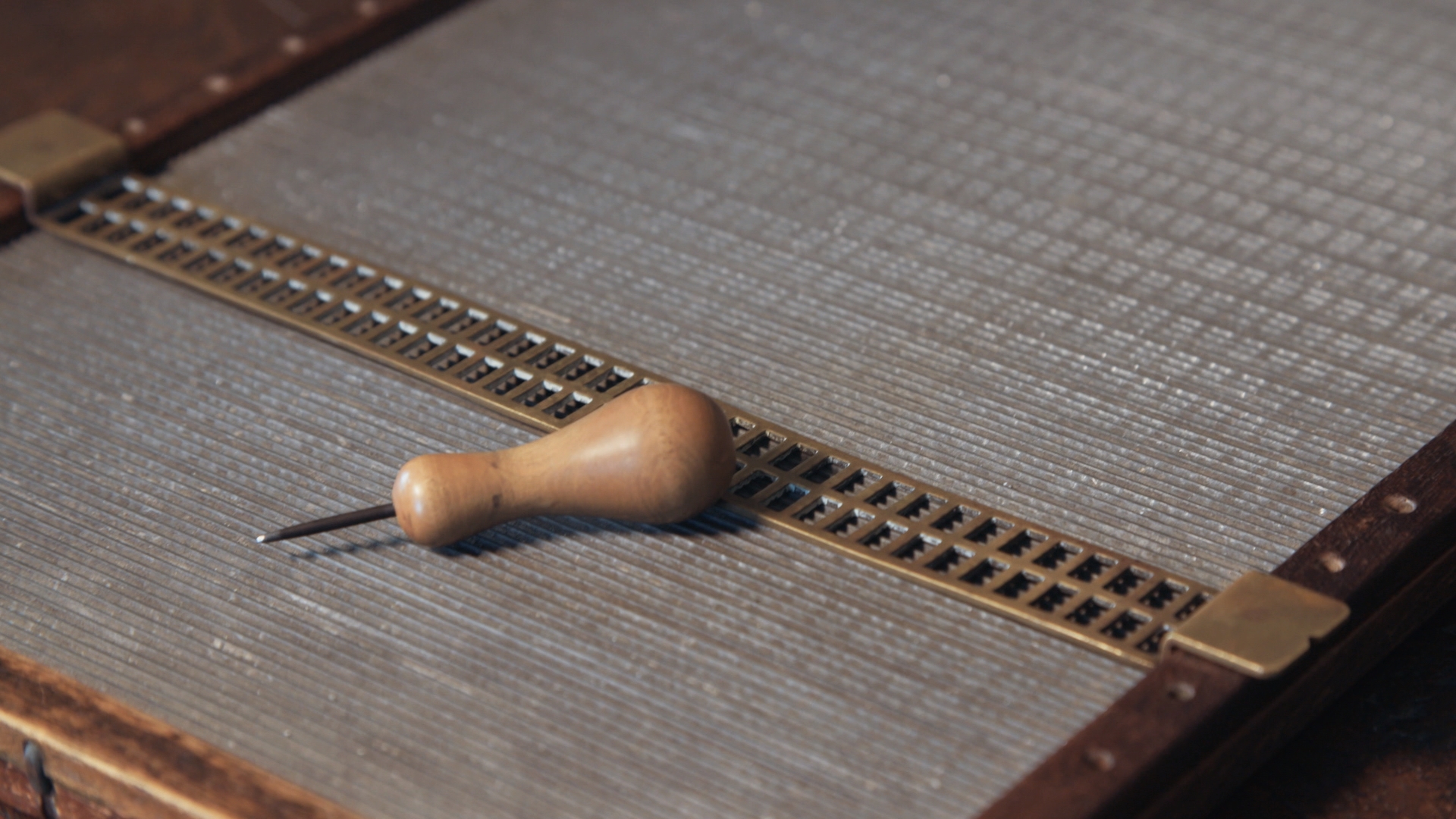 Poinçon et tablette pour écrire en braille.