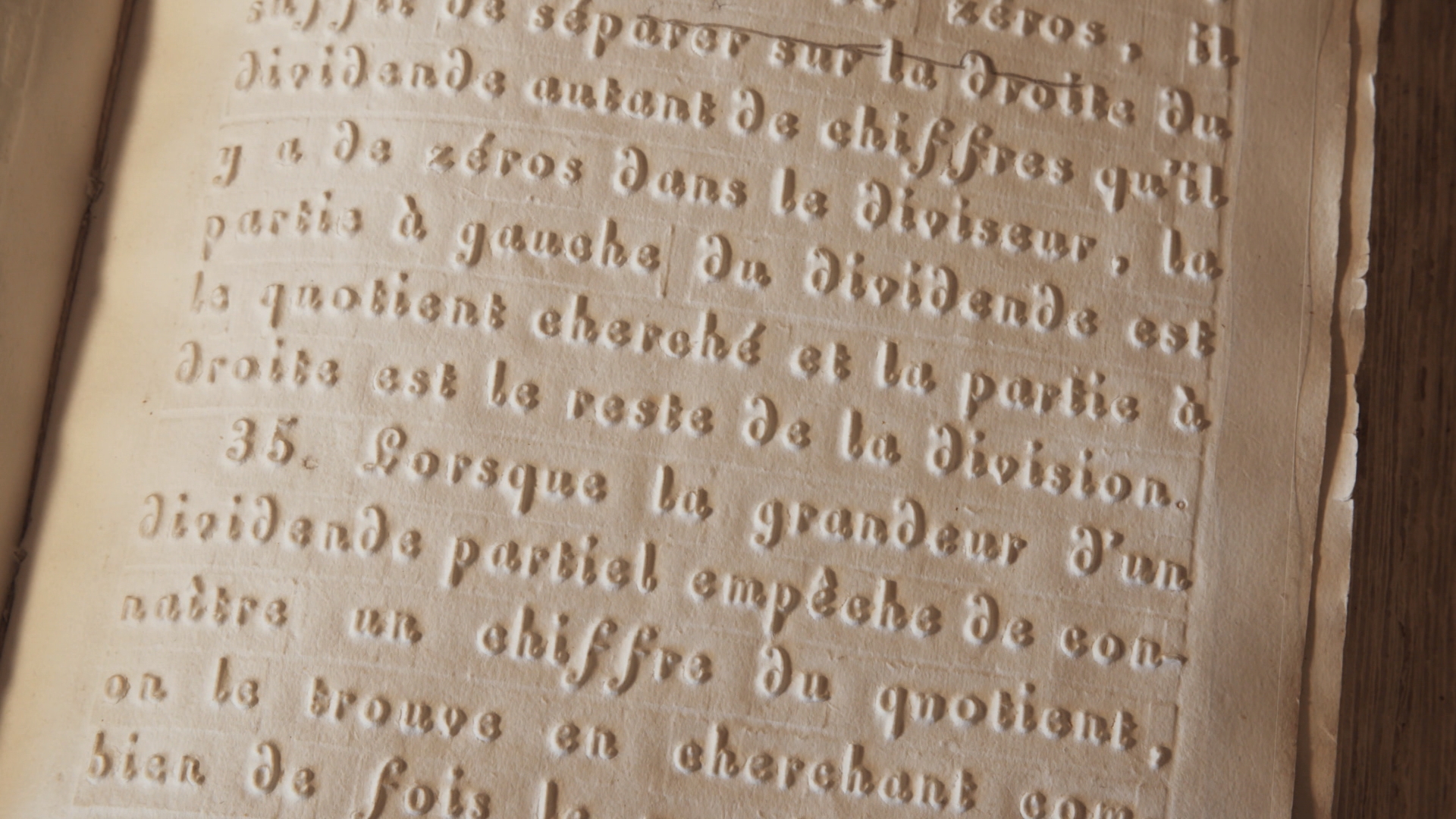Une page d’un livre à caractères en relief