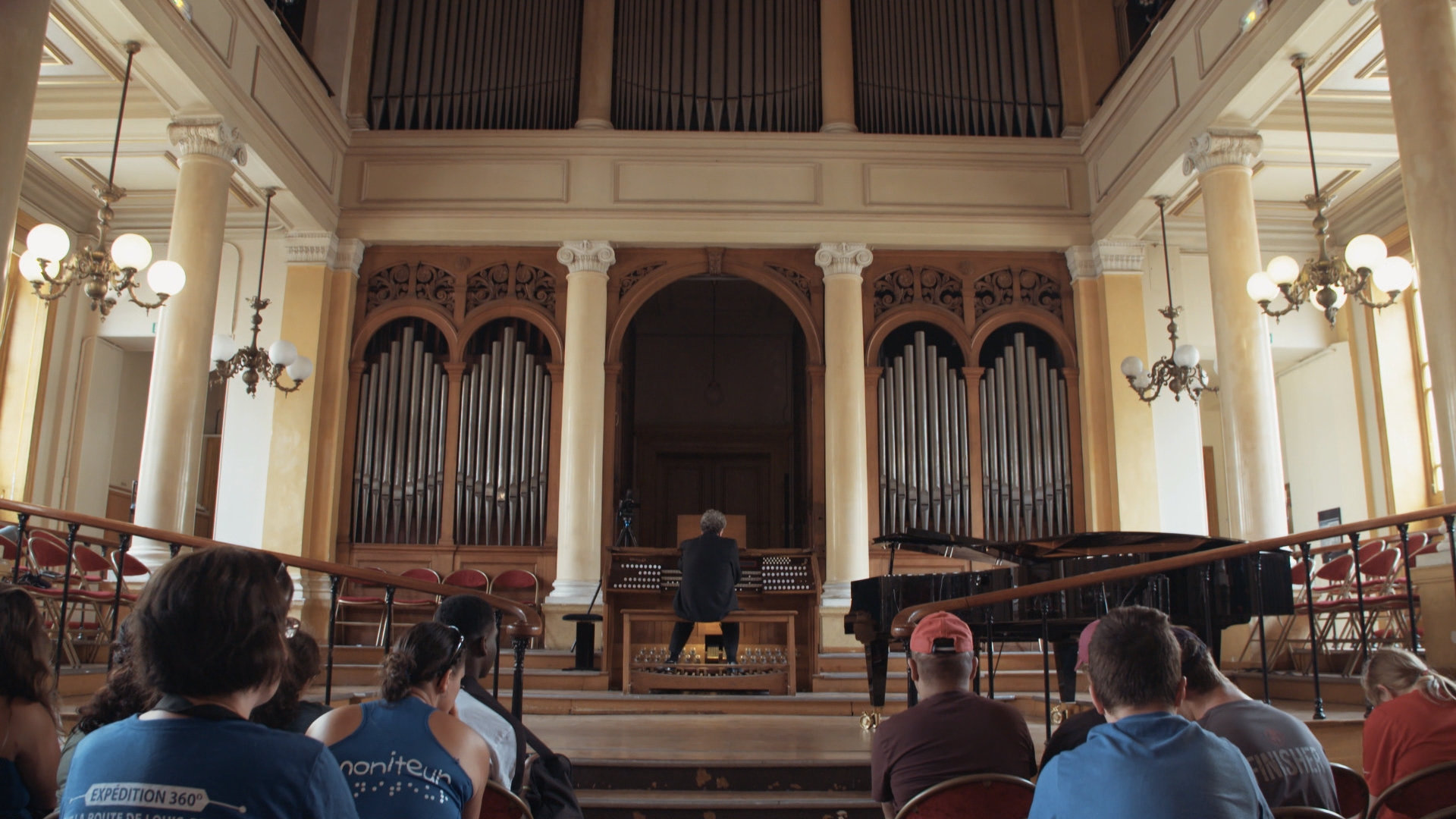 Le groupe assiste à un récital d’orgue