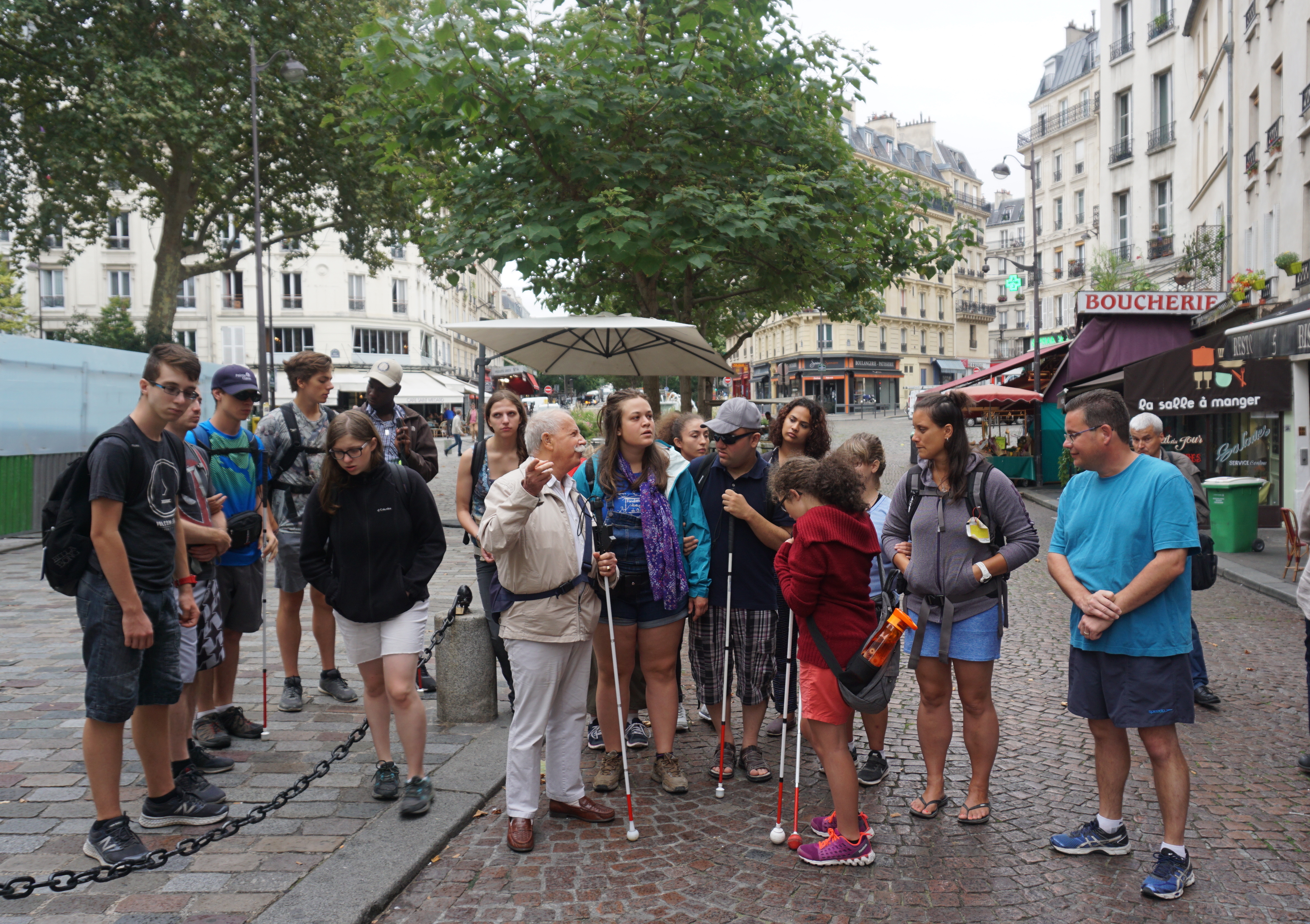 Le groupe écoute monsieur Murienne leur parler du vieux Paris