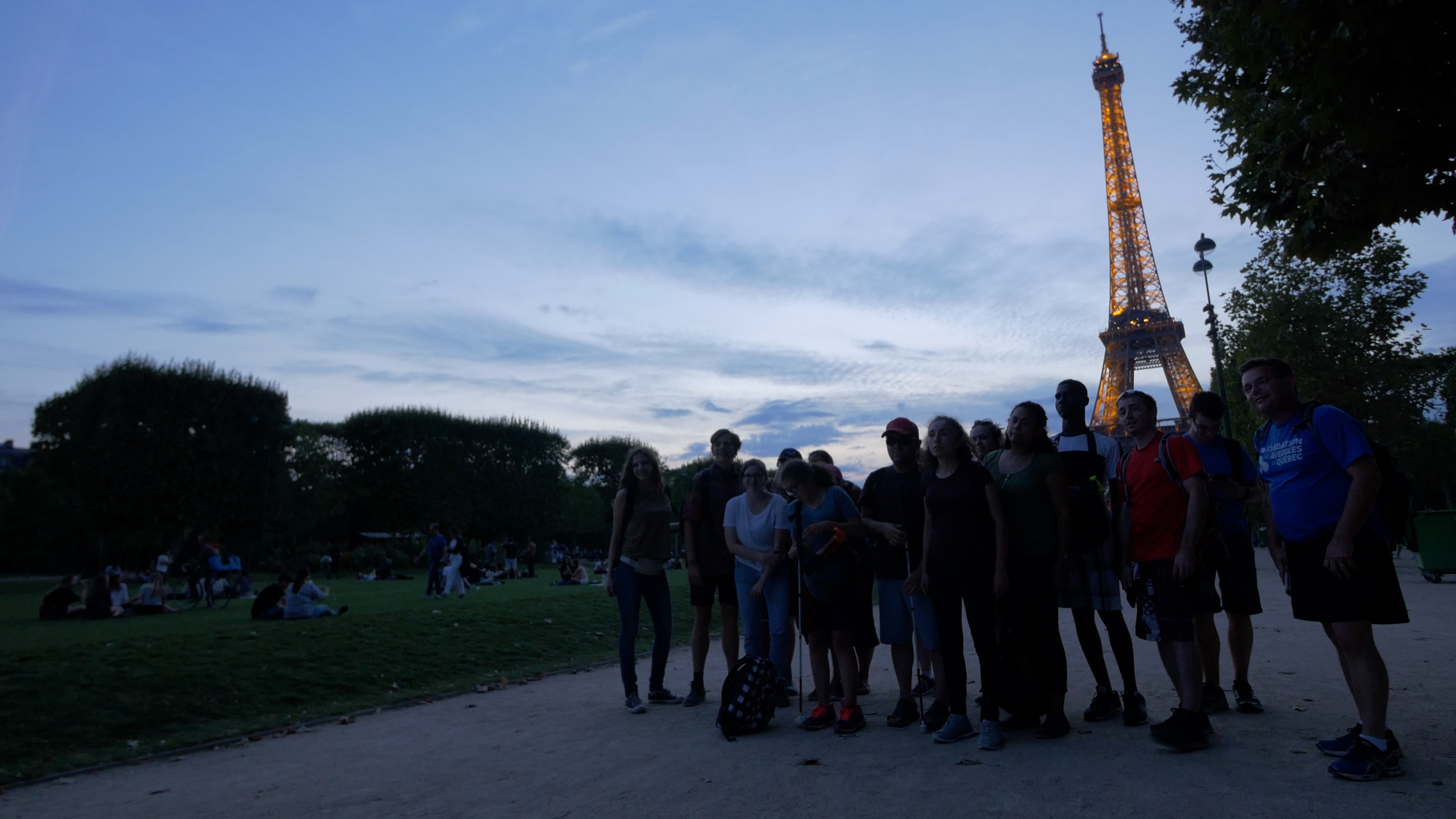 Les participants devant la tour Eiffel