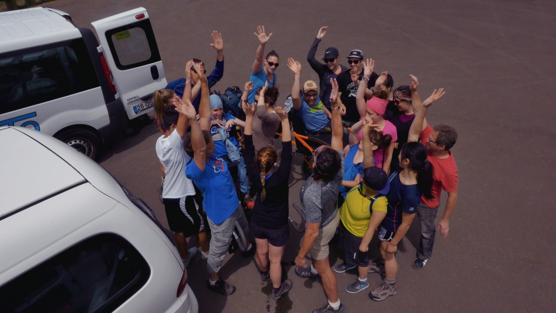 Les-participants-font-un-cri-de-ralliement-avant-le-départ-en-randonnée.