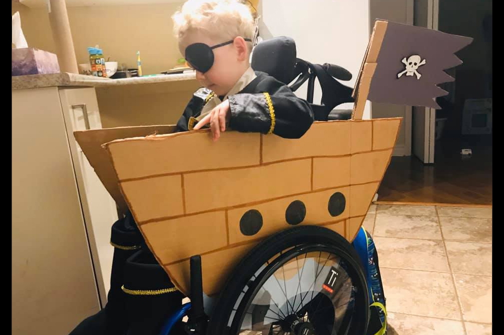 Pirate dans un bateau-fauteuil roulant