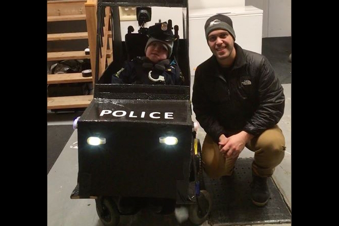 Policier dans sa voiture