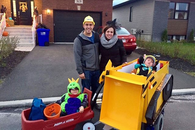 Famille avec une petit tracteur Tonka-fauteuil roulant