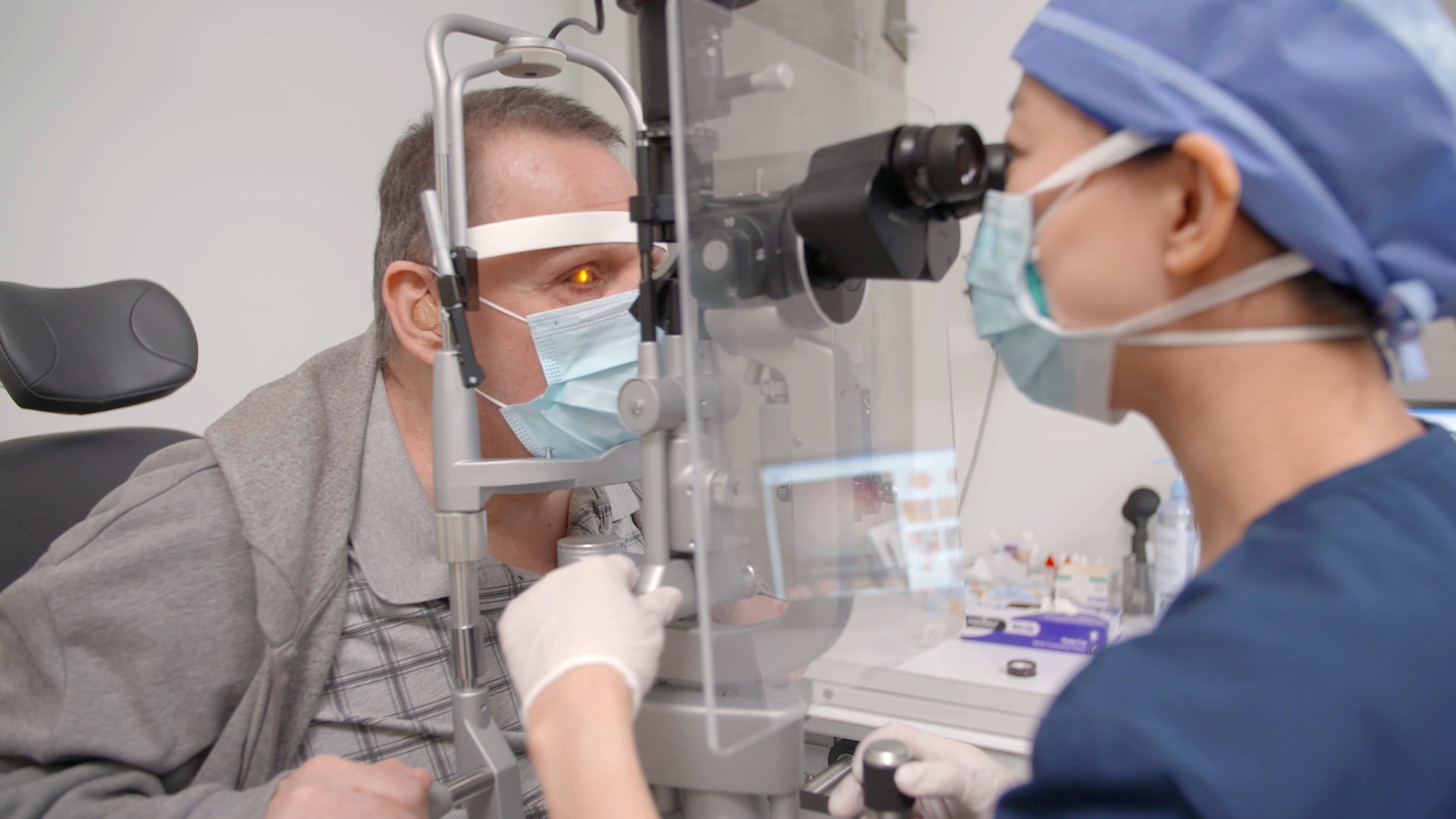 Un médecin regarde l'oeil d'un patient