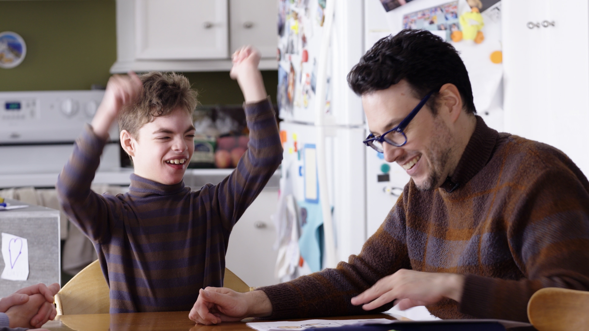 Un jeune garçon handicapé et son père.