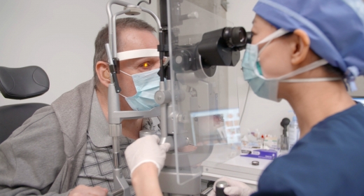 Un médecin regarde l'oeil d'un patient