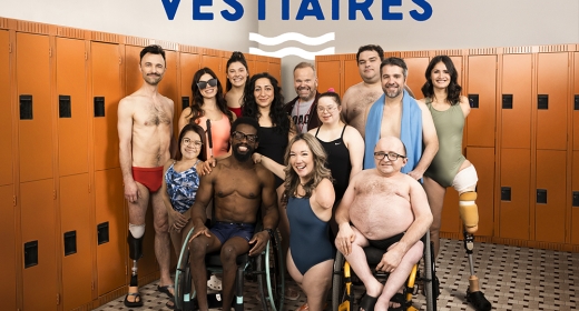 Les comédiens de la série Vestiaires en maillot de bain.